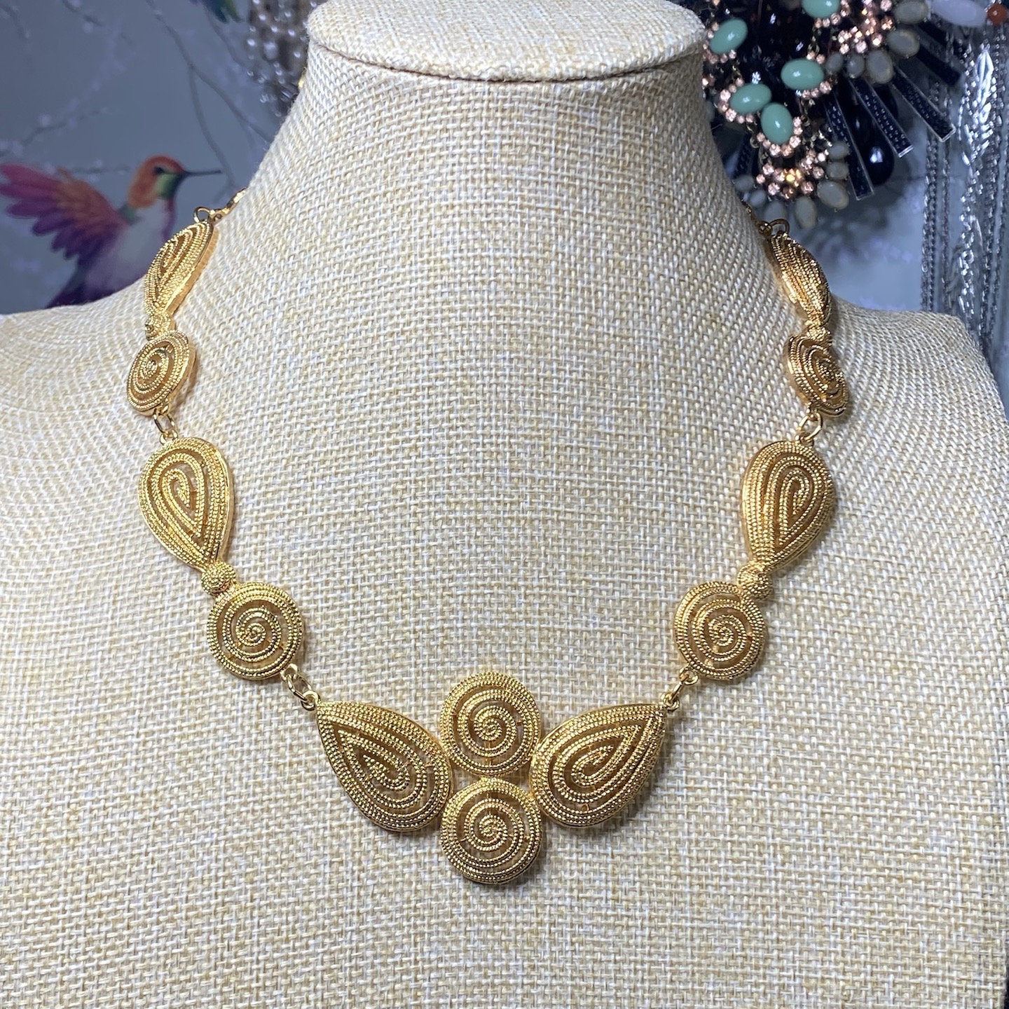 Vintage AVON Gold Rope Spiral Geometric Pear Shaped Circle Modern Necklace
