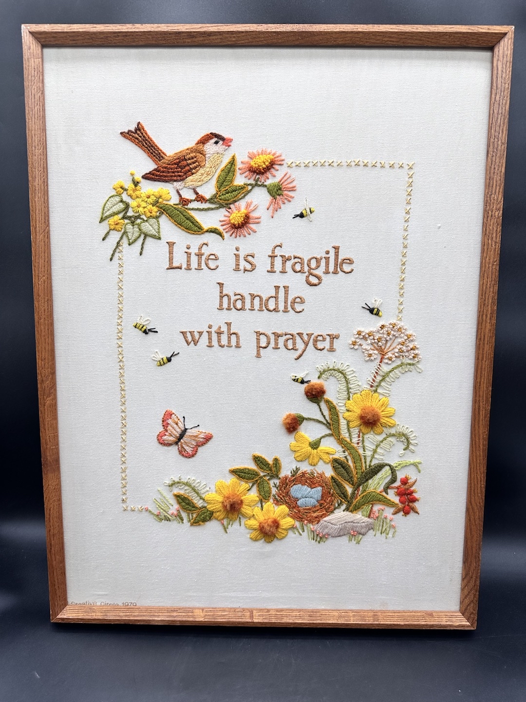 Broderie Crewel 1979 - Monarque Des Prés Au Coucher Du Soleil, Encadrée, Sunset Designs USA