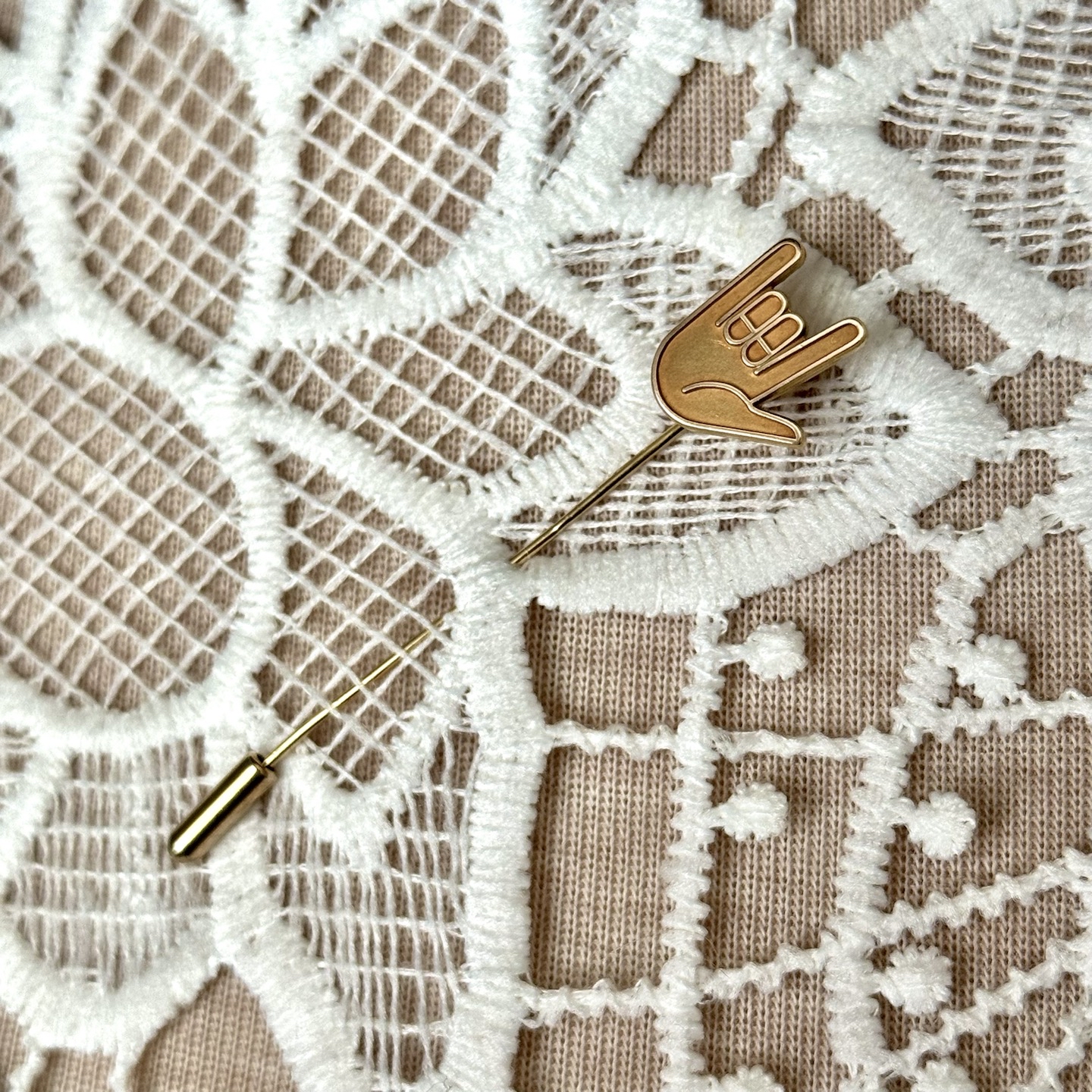 10k/12k Stick Pin Sign Language For ‘I Love You’