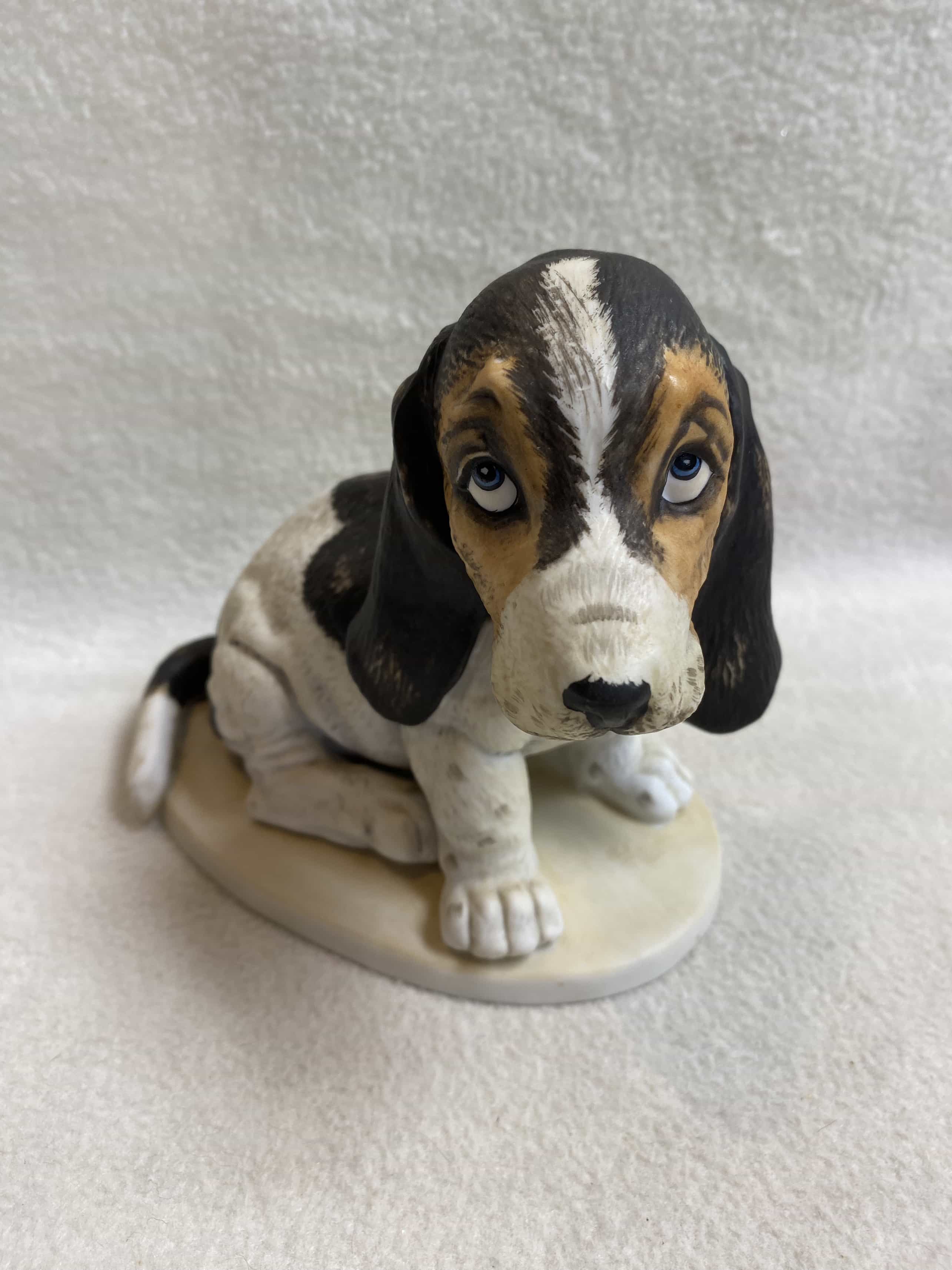 Figurine Chien Basset Hound Marron/beige - Yeux Bleus - N°502 - Univers Petshop - Occasion