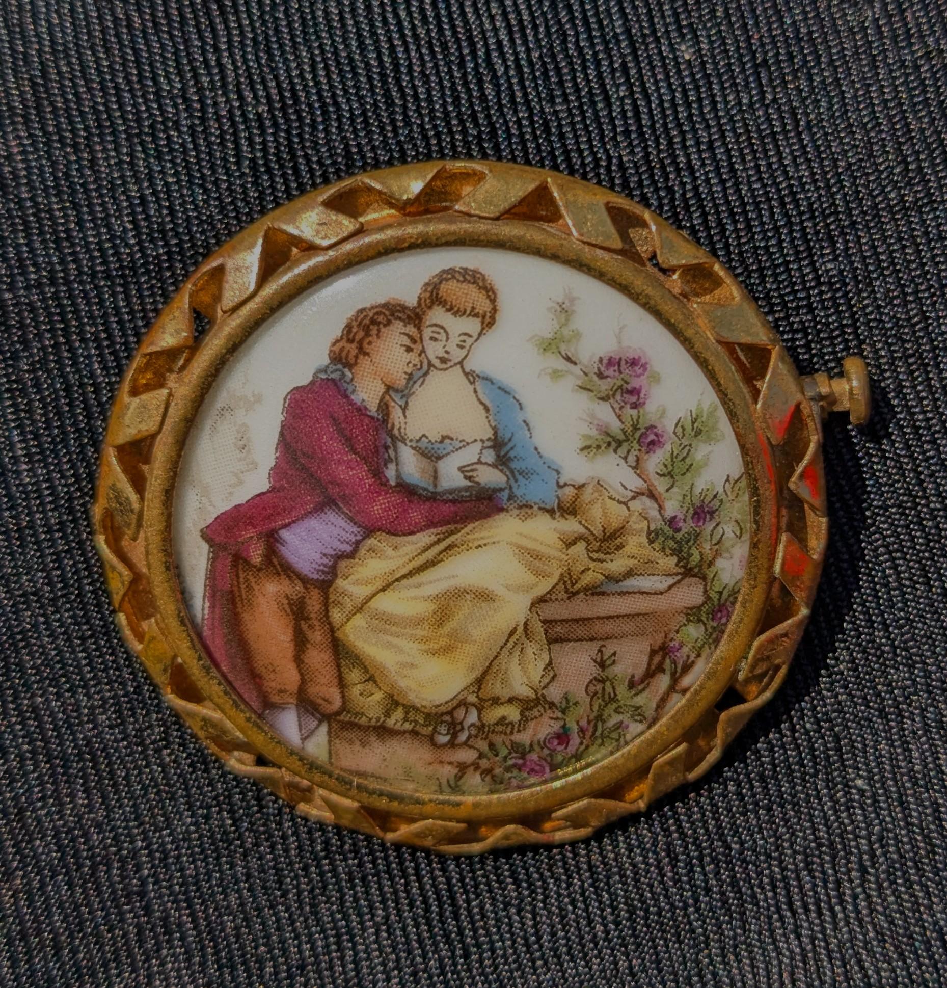 Broche Vintage En Porcelaine De Limoges - Scène Romantique - Occasion En Bon État D'Usage