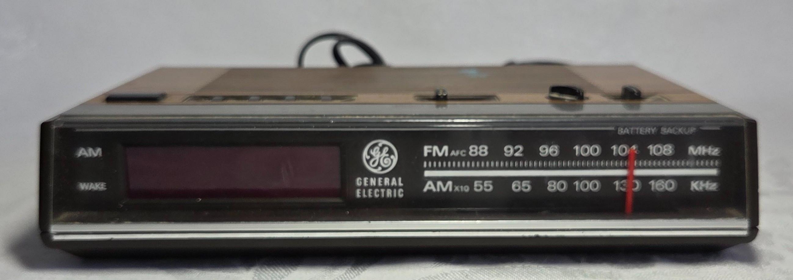 Retro 1970s General Electric AM/FM Clock Radio Works!