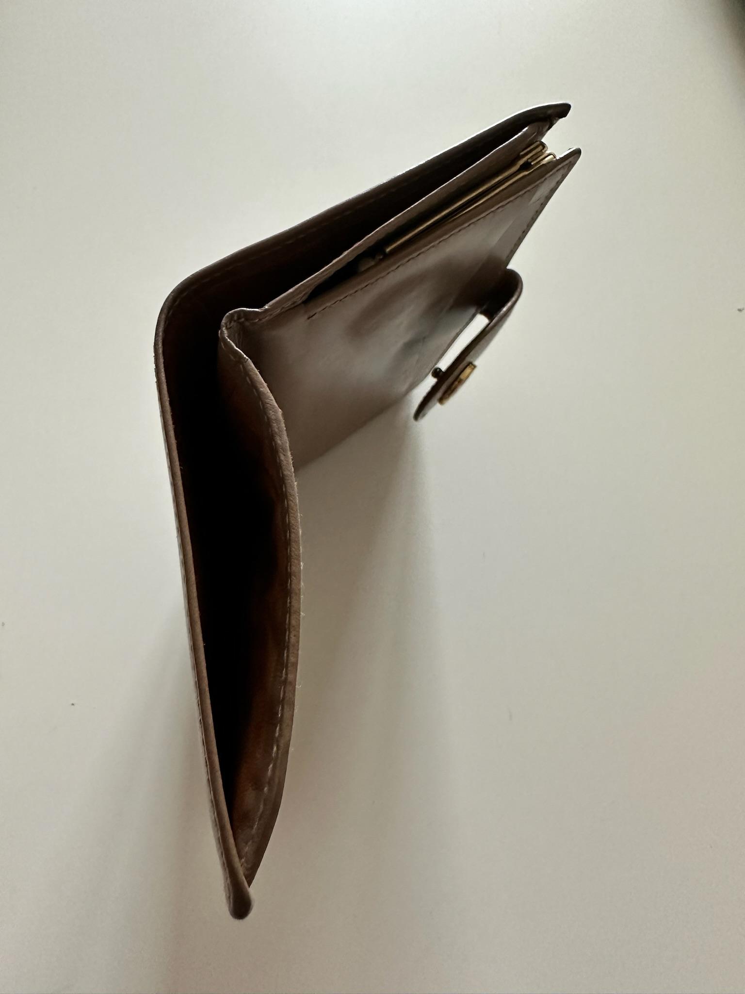 Vintage Gucci Kisslock compact wallet
