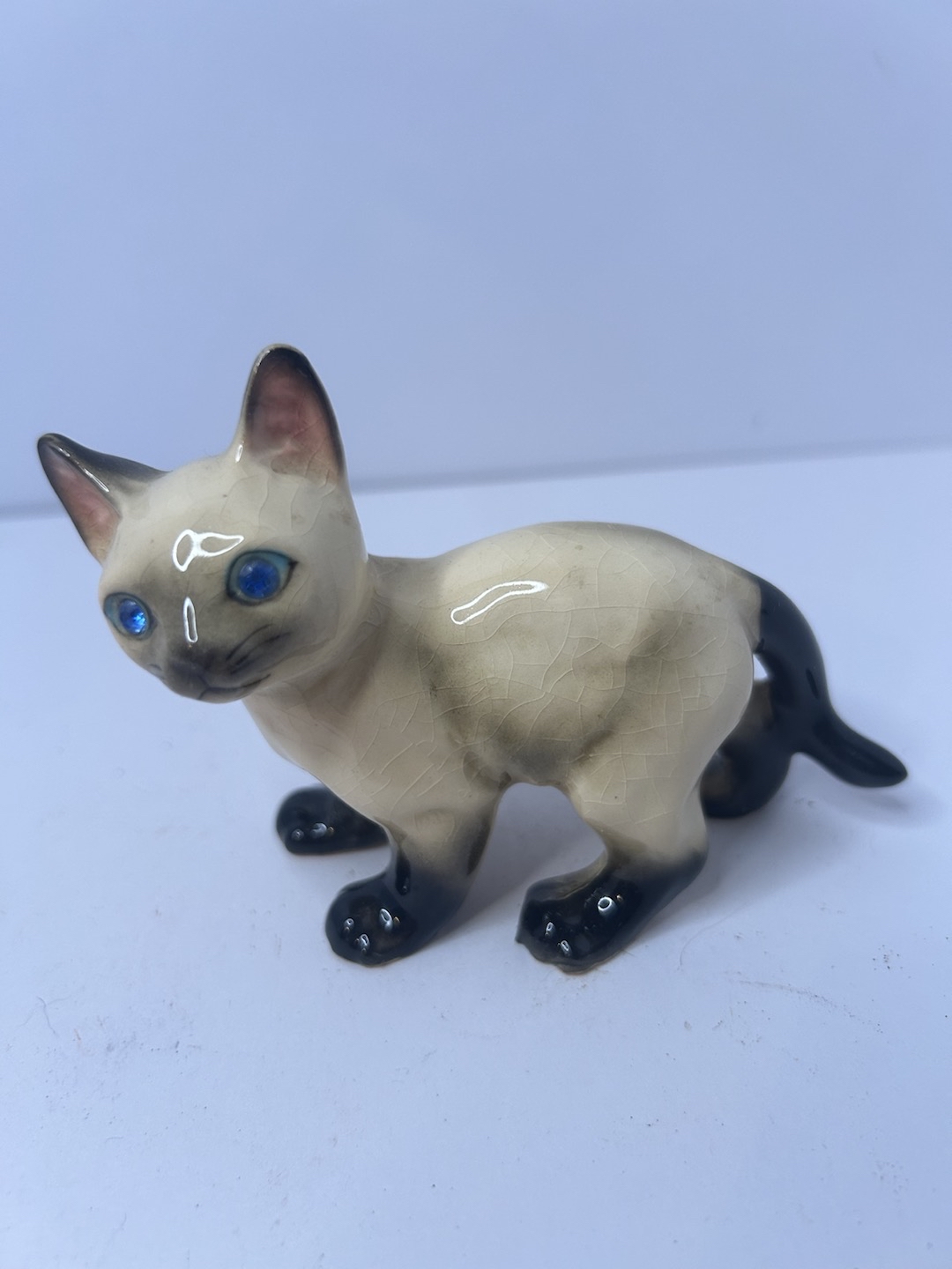 Adorable Miniature Porcelain Cat Couple Figurine – Siamese & Tabby Playing, 6cm Tall, Cute Desk Decor