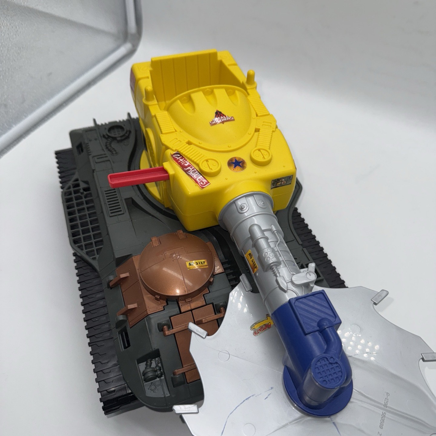 Small Soldiers BUZZSAW TANK Ocula付き