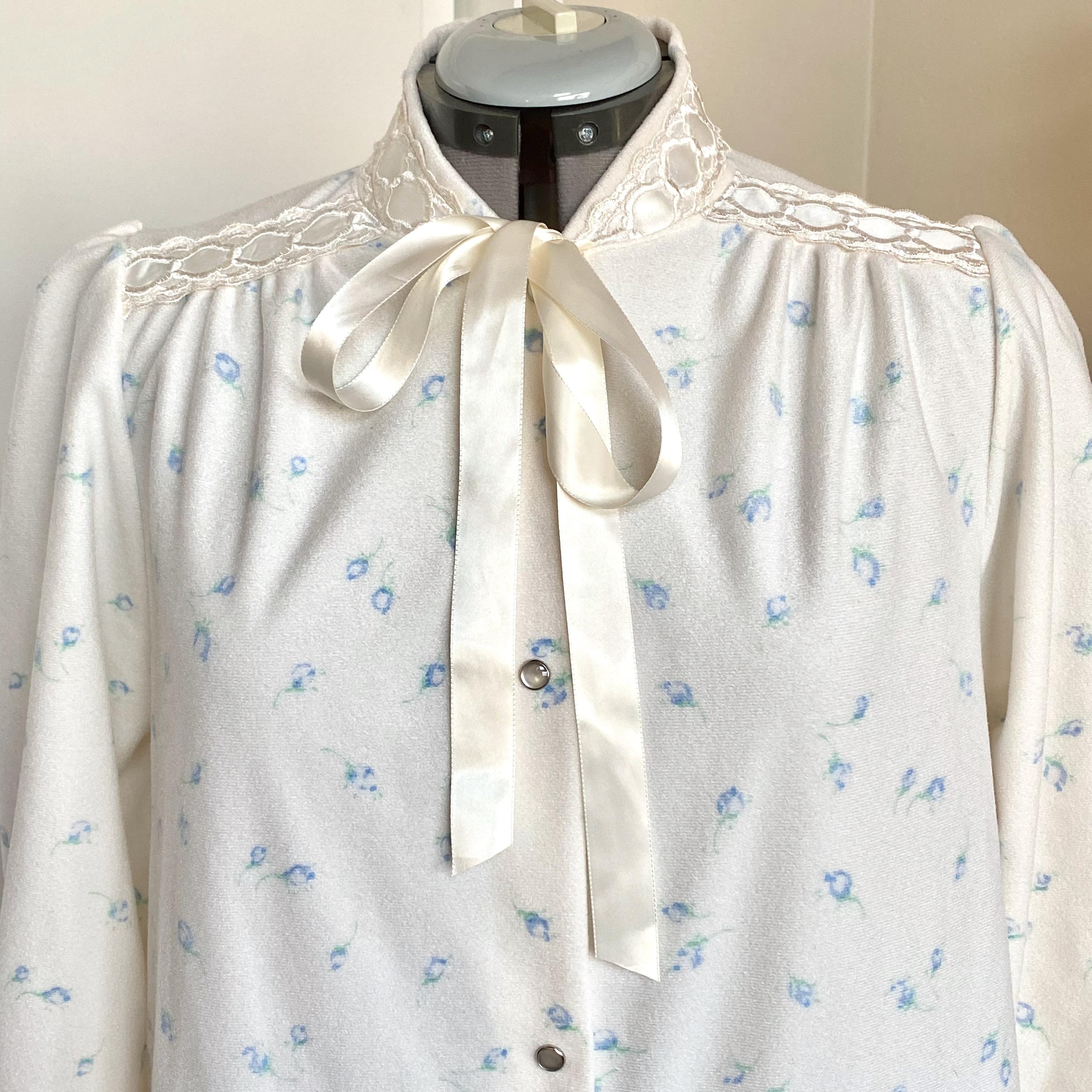 1980s Vandemere Fleece Housecoat Robe White Blue Floral