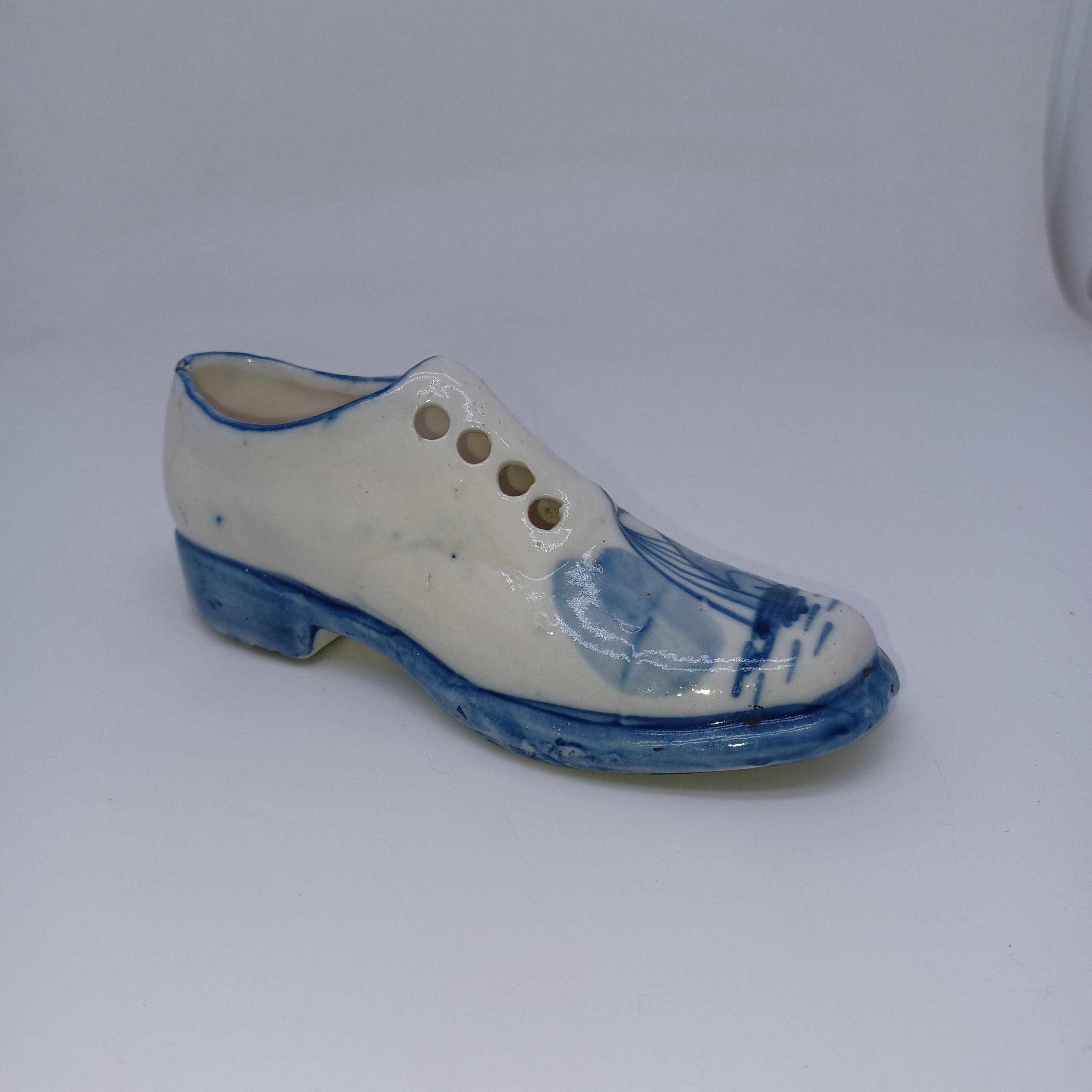 1916 shoe in shimmering blue