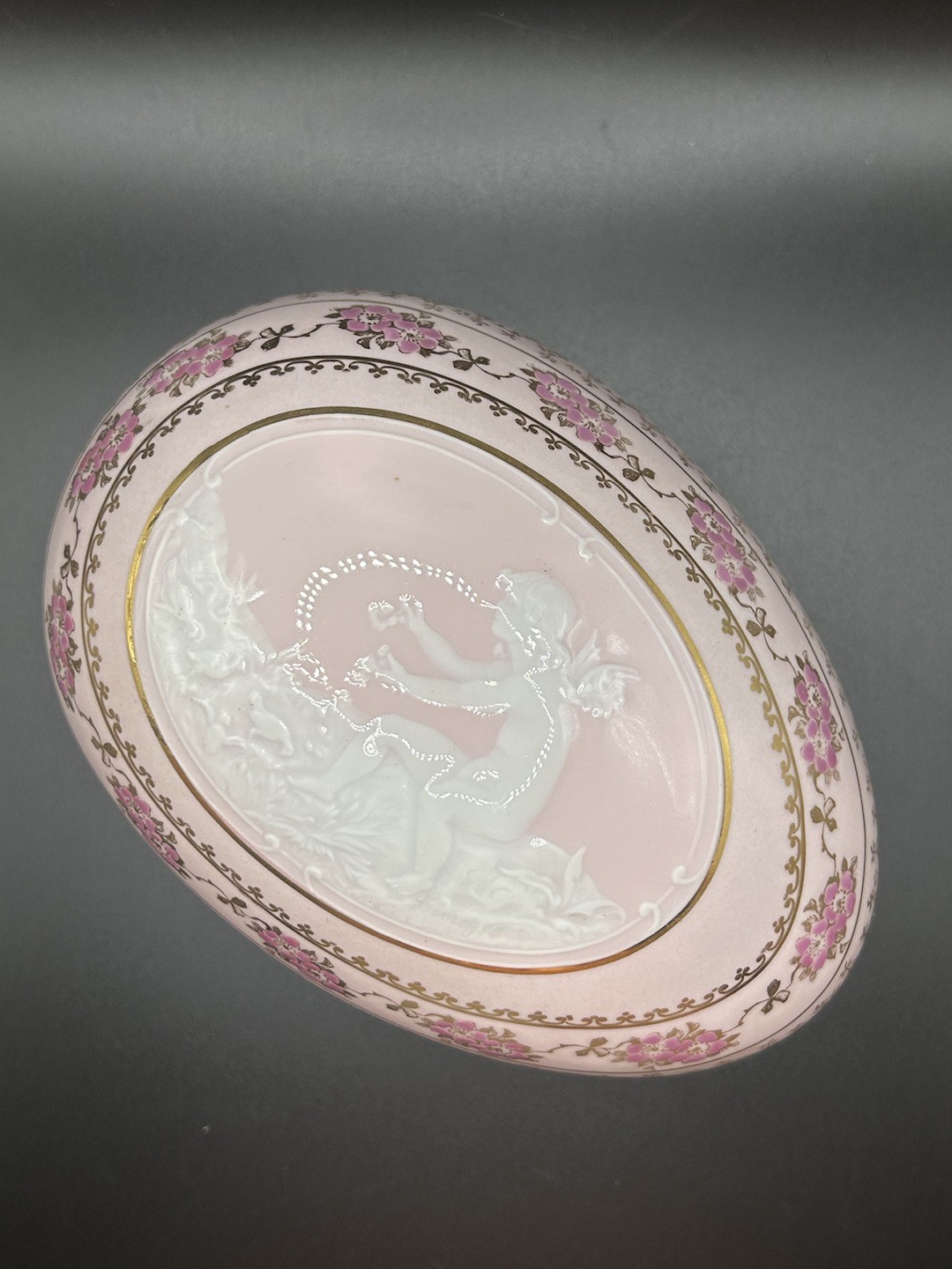 Médaillon En Porcelaine De Limoges - Barbotine Grand Feu - Occasion